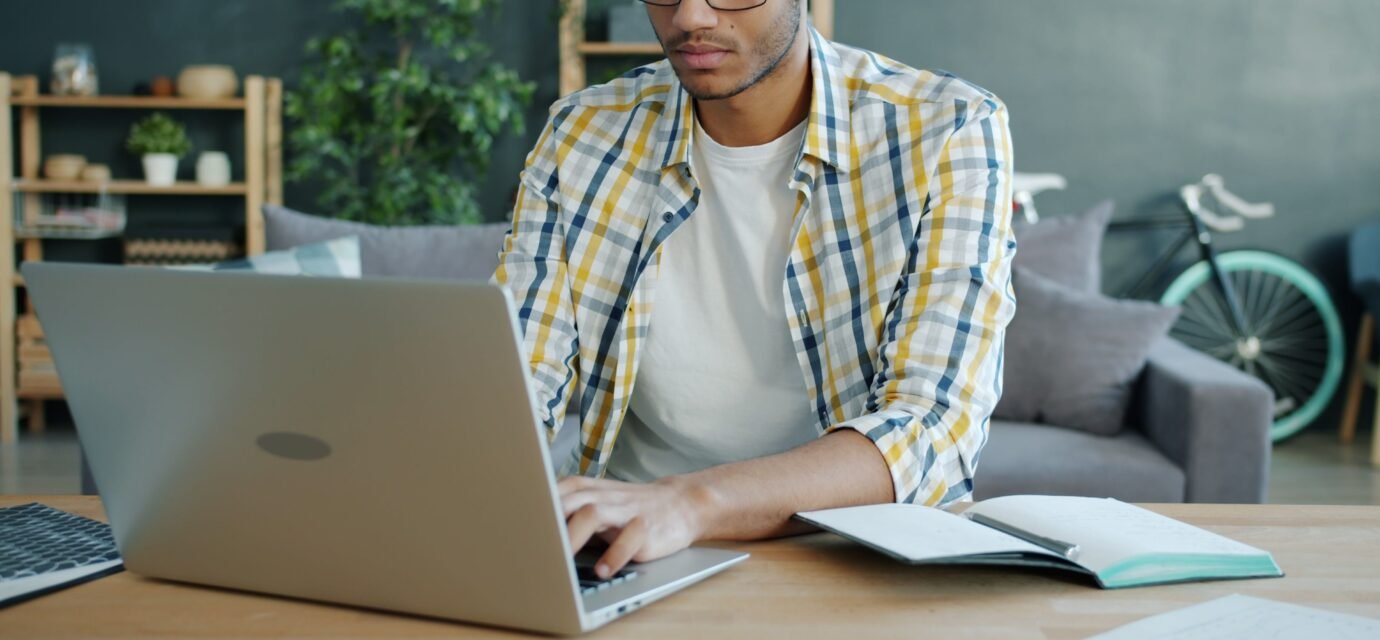 Persona formándose online con un curso gratuito del SEPE en 2026