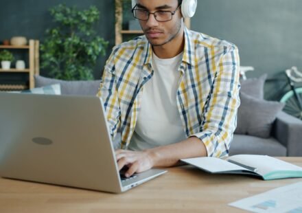 Persona formándose online con un curso gratuito del SEPE en 2026