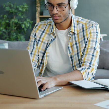 Persona formándose online con un curso gratuito del SEPE en 2026