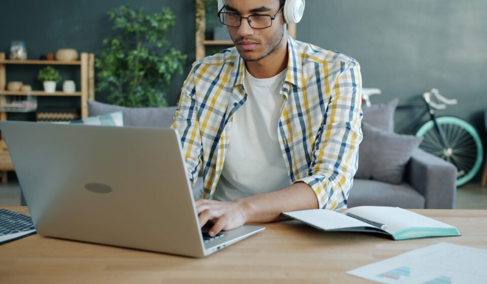 Persona formándose online con un curso gratuito del SEPE en 2026